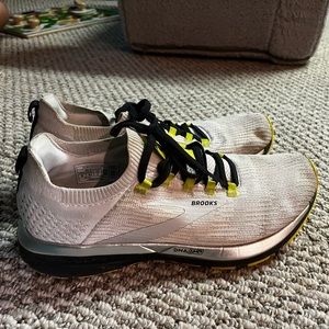 BROOKS men’s size 8 EUC